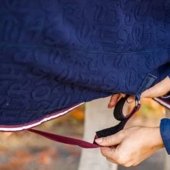 Horseware Embossed Jersey Cooler Navy/Burgund/Weiß -Geschaft Fur Pferdebedarf hw achjkp b5qw horseware embossed jersey cooler 7.7c01ae