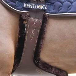 Kentucky Horsewear Kentucky Sattelgurtschoner Sheepskin Stud Schwarz -Geschaft Fur Pferdebedarf kentucky singelhoes sheepskin stud bruin 1.4c84b6
