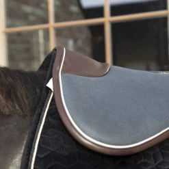 Kentucky Horsewear Kentucky Sattelunterleger Halfpad Absorb Schwarz/Weiß -Geschaft Fur Pferdebedarf kentucky zadelonderlegger halfpad absorb navy white brown 1.ded087