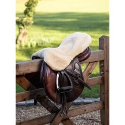 LeMieux Seat Saver Simuwool Braun 14 LeMieux Seat Saver Simuwool Braun -Geschaft Fur Pferdebedarf lemieux it03702 lifestyle simuwoolseatsaver natural 1copy.fbeda6