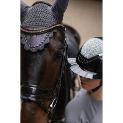 Mrs. Ros Fliegenhaube Glitter Saphir -Geschaft Fur Pferdebedarf mrs ros 4q6a4003 0d4d3465 cfb8 4ceb b014 244f43ce80ce.969b56 1